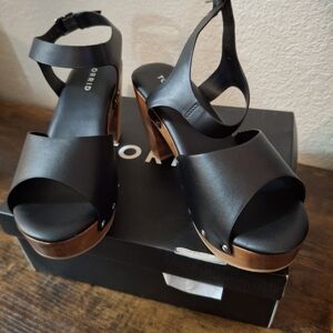 Torrid Black Platform Sandals • Wood Heel • Ankle Strap • Size 8.5